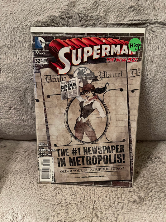 Superman 32 Lucia Bombshells Variant